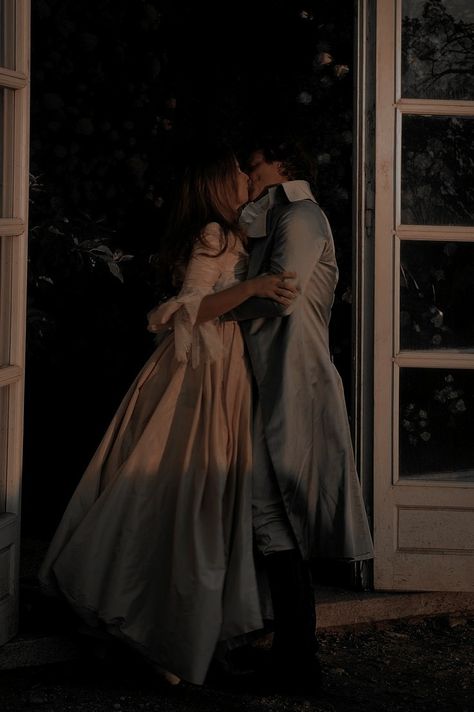 Bridgeton Aesthetic, Romantic Kiss Gif, Victorian Couple, Medieval Aesthetic, Victorian Romance, Dark Castle, Royalty Aesthetic, Romantic Kiss, Regency Romance