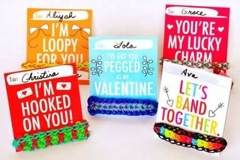 Kids Valentine Cards Diy, Rubberband Bracelets, Crazy Loom, Loom Love, Room Parent, Valentines Printable, Rainbow Loom Rubber Bands, Rainbow Loom Creations, Rainbow Loom Patterns