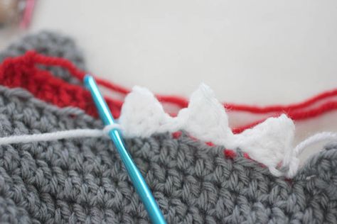 Repeat Crafter Me: Crochet Shark Hat Pattern - Great method to add teeth! Shark teeth, Dino teeth, any animal! Crochet Shark Teeth, Shark Crochet Hat, Crochet Shark Hat, Puppy Hat Crochet, Shark Crochet, Shark Blanket, Knit Scarfs, Crochet Shark, Shark Hat