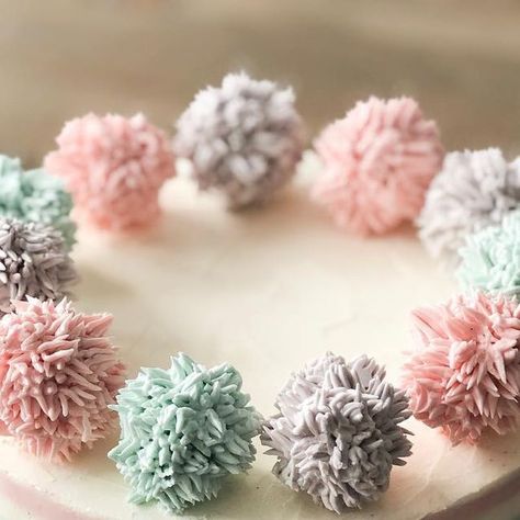 OhCakes - Winnie on Instagram: "Stripes & Pom poms : I felt like stripping it back for my next cake. I was very tempted to add a coloured drip and sprinkles but sometimes simplicity and learning when to stop are good things. I came across this pompom idea @alanajonesmann and wanted to combine this technique with the latest stripe trend @brittanymaycakes . I love the softness of the pompom against geometry of the lines. I think it is a really happy, cosy and fun cake to look at 😍 which cake do y Pom Pom Birthday Cake, Pom Pom Cake, Cheerleader Birthday, Wedding Pom Poms, Cake Smash, Pom Poms, Amazing Cakes, Sprinkles, Geometry