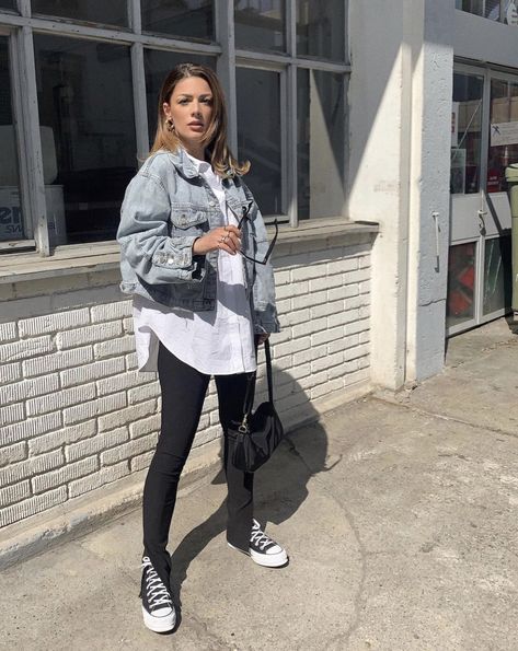 Outfit Converse Platform, Split Hem Jeans Outfit With Sneakers, Jeans And Nike Sneakers Outfit, Black Converse Outfit Winter, Split Hem Leggings Outfit, High Cut Converse Outfit, Converse Platform Outfit, Converse Outfit Winter, Black Converse Outfit