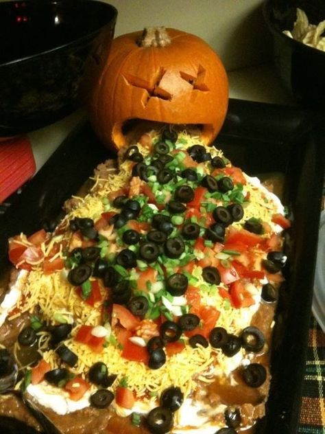 Spooky Halloween Party Food Ideas for Adults - DIY Cuteness Halloween Appetizers For Adults, Halloween Food For Adults, Adult Halloween Party Food, Adult Halloween Party Decorations, Pelottava Halloween, Scary Halloween Food, Menu Halloween, Diy Halloween Dekoration, Halloween Buffet