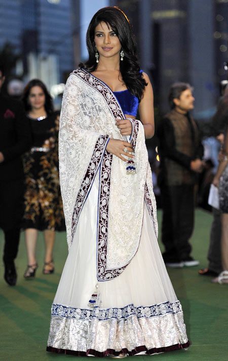 Priyanka Chopra Indian Bride Dresses, White Lehenga Choli, White Sari, Orang India, Sari Lehenga, Sabyasachi Sarees, Pengantin India, White Lehenga, Saree Bollywood