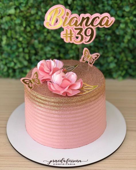 Priscila Ferreira on Instagram: “E tivemos um bolinho Rose Gold liiiindoo por aqui 🥰  O sabor escolhido foi:  •Massa de Chocolate •Recheios: Brigadeiro com Praliné de…” Bolo Rose Gold, Burgundy Cake, Elegant Birthday Cakes, Fresh Flower Cake, Cake Decorating Designs, Short Square Acrylic Nails, Drip Cakes, Square Acrylic Nails, Edible Art