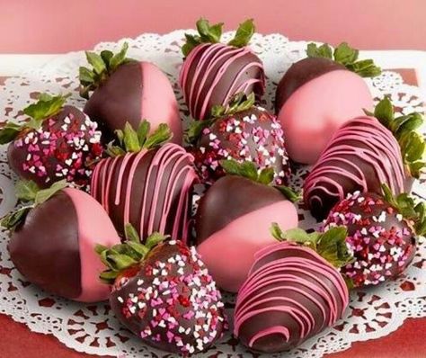 This would be white chocolate with food coloring for the pink. I'm not sure how I feel about strawberry icing on strawberries. Patisserie Fine, Dessert Aux Fruits, Fruit Gifts, Strawberry Dip, Shower Food, Chocolate Decorations, Covered Strawberries, Chocolate Strawberries, Baby Shower Food