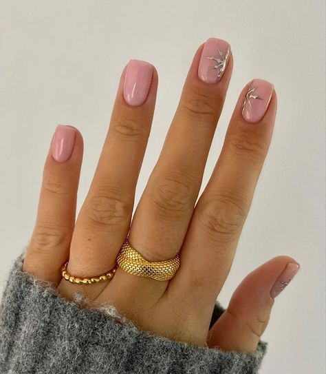 Simple Christmas Nails Natural Nail, Xmas Nails Short Natural, Minimal Xmas Nails, Christmas Minamilist Nails, Pink Holiday Nails Short, Short Nail Designs Minimal Winter, Christmas Nails Biab, Christmas Nails Natural, Minimal Christmas Nails