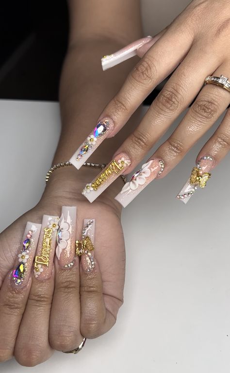 Taurus Nails Ideas, 19th Birthday Nails Acrylic, Birthday Nails With Zodiac Sign, Taurus Nail Ideas, Taurus Nails Designs Acrylic Birthday, Birthday Nail Set Ideas Taurus, Taurus Nails Designs Acrylic, June Birthday Nails, Birthday Nails Gemini