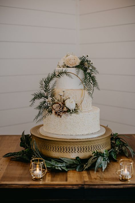 Sage And Gold Wedding Cake, Wedding Cake Champagne Color, Sage And Champagne Wedding, Wedding Cake Neutral, Champagne Wedding Cake, Wedding Cake With Greenery, Wedding Cake Emerald Green, Cake With Greenery, Round Wedding Cake