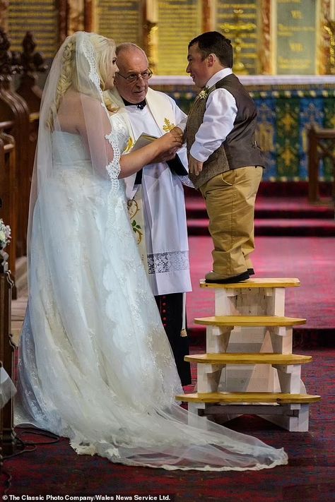 5ft 4in teacher and her 3ft 7in husband who used a stepladder at their wedding win the Guinness World Record for the couple with the biggest height difference Wedding Fail, Emoji Party, Marriage Vows, Guinness World Records, Big Wedding, Married Couple, Chloe, Victorian Dress, Wedding Day