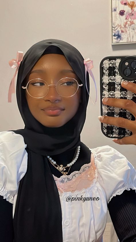 Hijabi With Glasses, Hijab Styles For School, Hijab Reference, Clothes For Veiled Women, Modest Girly Outfits, Simple Hijab Tutorial, Hijabi Fits, Simple Hijab, Hijab Trends