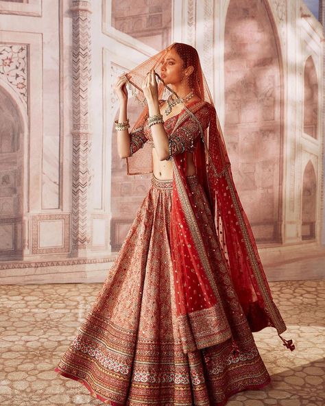 Bride Lehenga Indian Red, Lehengas For Reception, Tarun Tahiliani Lehenga, Lehengas Designs, Tarun Tahiliani Bridal, Red Wedding Lehenga, Story Jewelry, Brocade Lehenga, Desi Fits