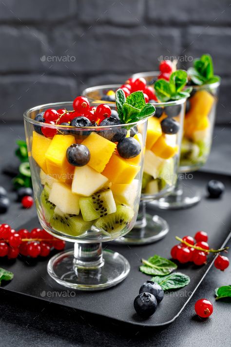 Salad Presentation, Fruit Buffet, Fruit Platter Designs, Fruits Decoration, Summer Salads With Fruit, Dessert Aux Fruits, Fresh Salad, Fruit Decorations, Easy Food Art