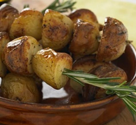 Weber Q Recipes, Potato Skewers, Rosemary Skewers, Weber Recipes, Garlic Roasted Potatoes, Grilling Sides, Side Dishes Recipes, Roast Potatoes, Minced Meat