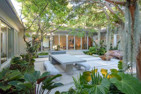 51 Captivating Courtyard Designs That Make Us Go Wow Urban Home Decor, Indoor Courtyard, Modern Courtyard, Tropical Garden Design, Courtyard Gardens Design, Courtyard House Plans, Courtyard Design, Small Courtyards, Internal Courtyard