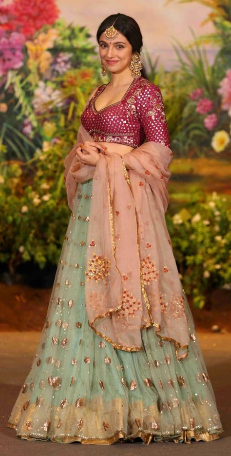 Divya Khosla Kumar, Mouni Roy Dresses, Divya Khosla, Sangeet Outfit, Simple Lehenga, Lehnga Dress, Girl Red Dress, Indian Look, Bridal Photoshoot