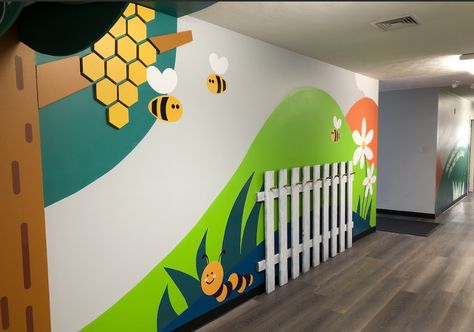 Daycare Decorations Wall, Elementary School Murals Hallways, Preschool Wall Painting Ideas, Ideas Para Murales Escolares, Church Nursery Ideas, Kids Ministry Design, Decorate Hallway, Childrens Ministry Room, Childrens Ministry Decor