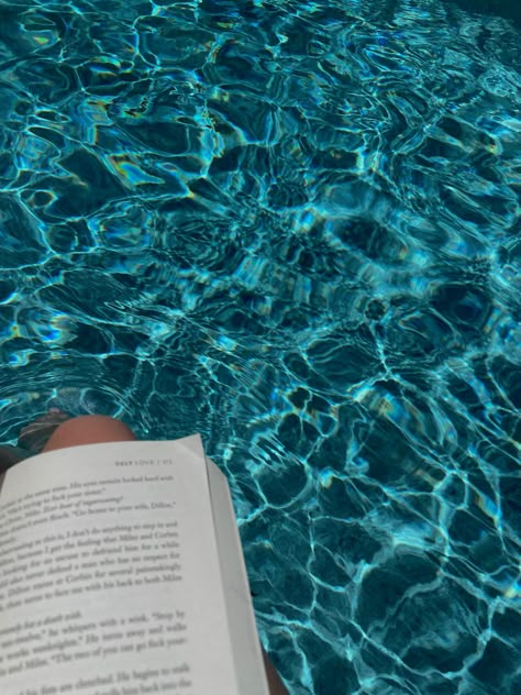 Pool And Book Aesthetic, Book Pool Aesthetic, Books Summer Aesthetic, Aesthetic Water Pictures, Reading By The Pool Aesthetic, Piscinas Aesthetic, Aesthetic Pool Photos, Pool Water Aesthetic, Pool Vibes Aesthetic