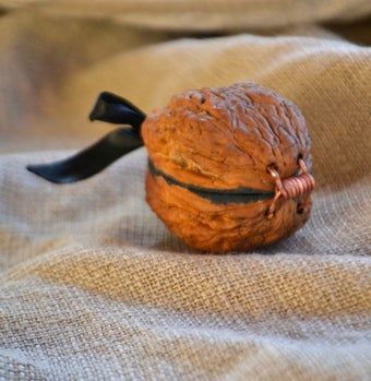 Walnut Shell Crafts, Walnut Jewelry, Acorn Crafts, Deco Nature, Jewelry Box Diy, Shell Ornaments, Walnut Shell, Easy Diy Jewelry, Handmade Jewelry Diy