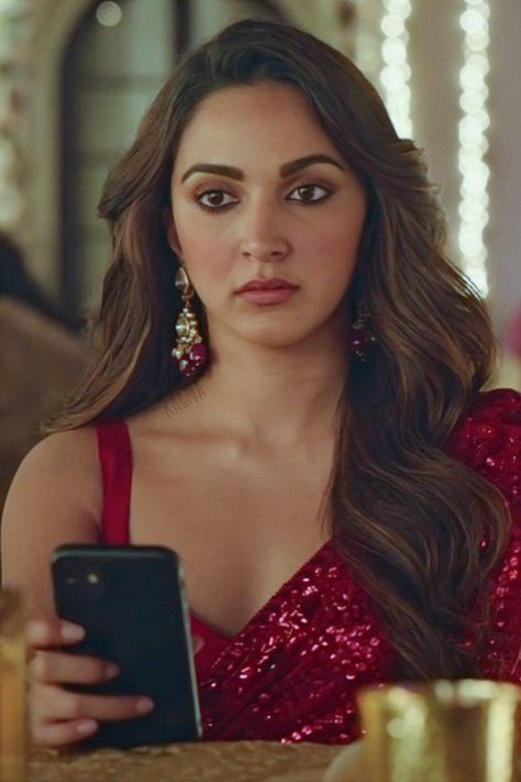 Kiara Advani Hair, Sleeveless Saree, Beauty Crush, Celebrity Makeup Looks, Saree Lehenga, Hot Romance, Varun Dhawan, Model Aesthetic, Kiara Advani