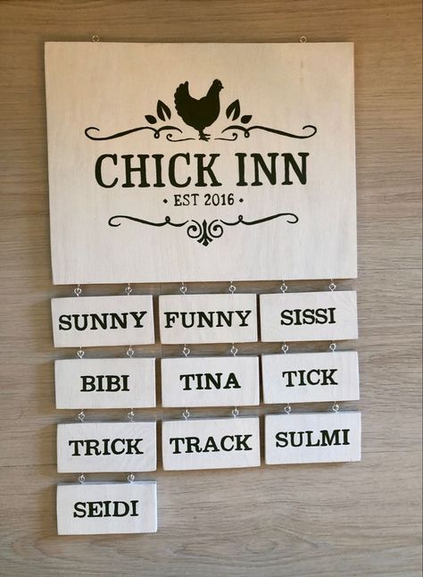 Cute Chicken Coop Decor Ideas, Chicken Signs Diy, Diy Chicken Signs, Cute Chicken Signs, Diy Chicken Coop Decor Ideas, Chicken House Signs, Sign For Chicken Coop, Cricut Chicken Projects, Diy Chicken Coop Decor