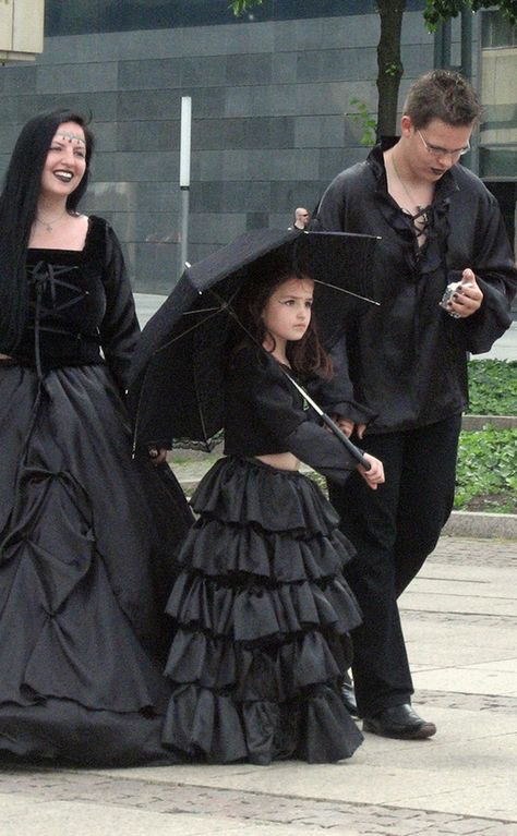 How To Dress Your Child In Alternative Clothing For School - Gothic clothing is available for all ages! Cultura Punk, Gothic Culture, Goth Subculture, Goth Wedding, Victorian Goth, Grunge Goth, Punk Outfits, Gothic Wedding, Gothic Beauty