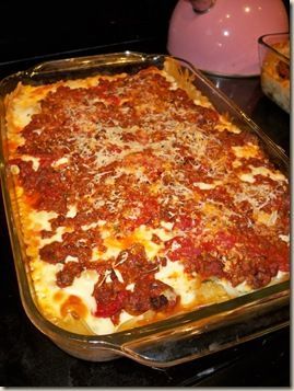 Pioneer woman lasagne recipe~This was the 1st recipe from the Pioneer woman that I ever made back in 2008.It's time consuming but SO worth it! I think this is one of the best lasagna recipes ever Pioneer Woman Lasagne, Pioneer Woman Lasagna, Pioneer Woman Recipes Dinner, Ree Drummond Recipes, Best Lasagna, Best Lasagna Recipe, Pastas Recipes, Lasagne Recipes, Pasta Carbonara