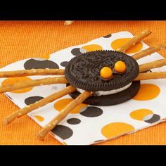 Spider oreo Oreo Spiders, Homemade Halloween Treats, Halloween Platter, Halloween Themed Snacks, Halloween Food Decorations, Spider Cookies, Halloween Treats For Kids, The Whoot, Spooky Spiders