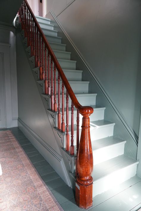 Painted Staircases Railing, 1950s Staircase, 1930s Stairs, 1900 Staircase, Painted Wooden Stairs, Staircase Painting Ideas, Staircase Wall Painting Ideas, Brown Staircase, Edwardian Staircase