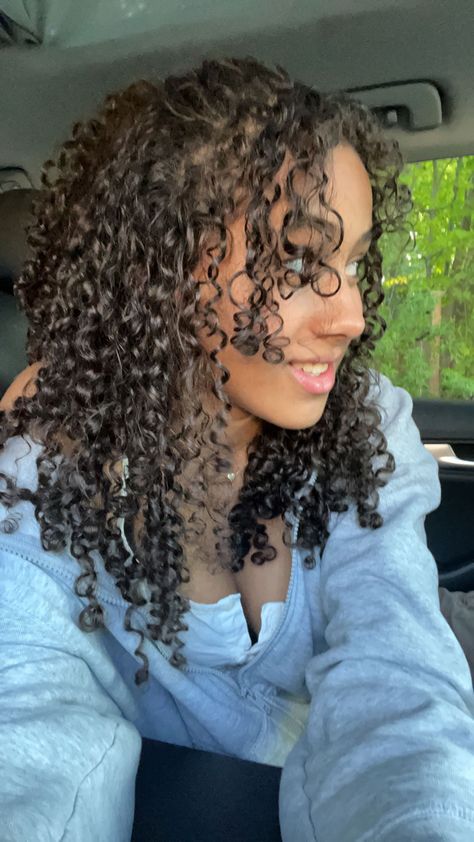 Relaxed Curly Hair, 3b Curly Hairstyles, Mrs Bella, Long Natural Curly Hair, Curly Afro Hair, Curly Hair Care Routine, Highlights Curly Hair, Curly Hair Braids, Curly Hair Problems