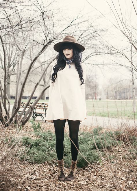 Outfit Sombrero, Jag Lever, Chilly Weather Outfits, Curated Fashion, Witchy Style, Cold Time, Fashion Words, Unique Outfit, Witchy Fashion