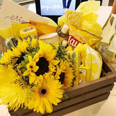 Sunflower Gift Basket, Basket Of Sunshine, Sunflower Basket, Pastor Appreciation Month, Mothersday Gifts Diy, Graduation Fashion, Boss Day, Pastor Appreciation, Birthday Basket