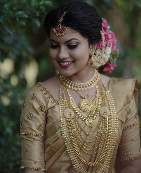 Golden Wedding Saree Kerala, Blouse Designs For Plain Sarees, Kerala Haram, Golden Bridal Saree, Kerala Bride Jewellery, Golden Saree With Contrast Blouse, Contrast Blouse Designs, Golden Sarees, South Bride