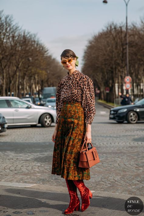 Mix Prints Outfit Street Style, Print Mixing Street Style, Leopard Print Street Style, Mixed Prints Outfit, Animal Print Boots, 2020 Street Style, Reportage Photography, Tan Skirt, Hadid Style