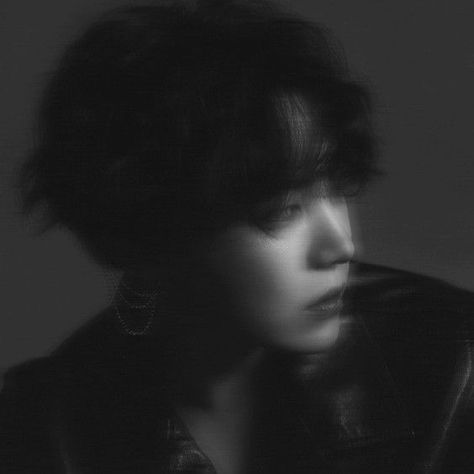 Hobi Blurry Aesthetic, Jhope Blurry Aesthetic, J-hope Aesthetic Black, Black Jhope, J-hope Dark, Jhope Bts Wallpaper, J-hope Edit, Black Hair Aesthetic, Blur Photo