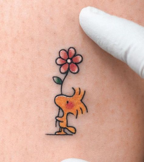 Linus Charlie Brown Tattoo, Peanut And Jelly Tattoos, Elmo Tattoo Ideas, Charlie Brown Tattoo Ideas, Tattoo Positions, Cartoon Art Tattoo, Dr Seuss Tattoo, Elmo Tattoo, Doodle Bob Tattoo