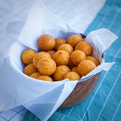 An instant dessert prepared from frying sweet potato balls coated with white sesame seeds.Only a few simple ingredients used in these gluten free Sweet Potato Balls deep fried to golden perfection. They make a tasty tea time or snack time treat. Sweet Potato Balls Recipe, Potato Ball, Sweet Potato Balls, Fried Sweet Potato, Potato Balls Recipe, Instant Dessert, Gluten Free Sweet Potato, Potato Balls, Stuffed Potato Balls