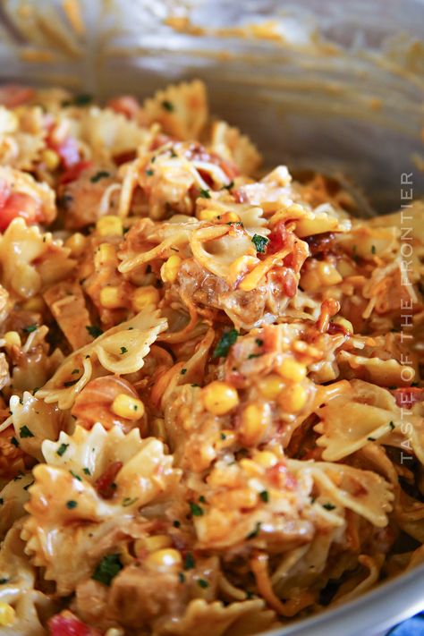 Potluck Party Pasta Salad, Barbecue Pasta Salad Recipes, Best Potluck Pasta Salad, Food To Take To Cookout, Pasta Salad Work Lunch, Pasta Romaine Salad, Bbq Ranch Pasta Salad, Pasta Salad For Potluck, Barbecue Chicken Pasta Salad