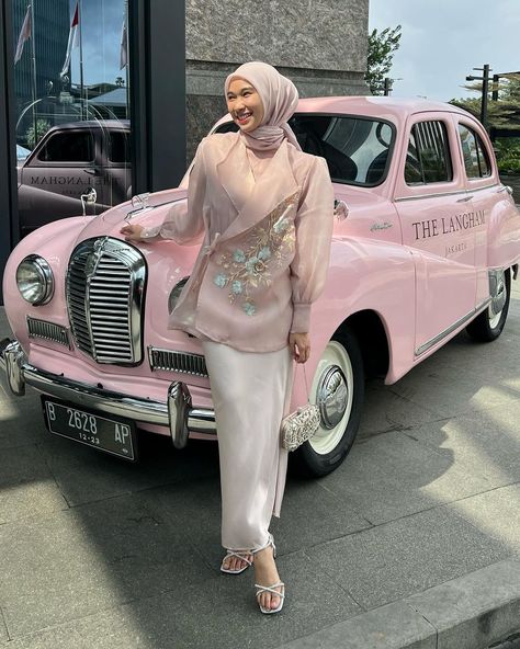 Outfit kondangan aesthetic ala Nasari Astri #nasariastri #outfitkondangan #aesthetichijab #hijabaesthetic Ootd Lebaran, Satin Blouse Outfit, Kondangan Outfit, Dress Muslim Modern, Kebaya Modern Dress, Gamis Dress, Bridesmaid Dresses Long Chiffon, Dress Pesta, Dress Ootd