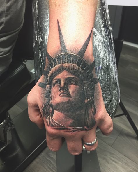 Lady liberty New York City hand tattoo Lady Liberty Tattoo, New York Tattoo Ideas, Tattoo New York, Statue Of Liberty Tattoo, Hand Tattoo Images, Liberty Tattoo, Brooklyn Tattoo, Skyline Tattoo, Liberty Statue