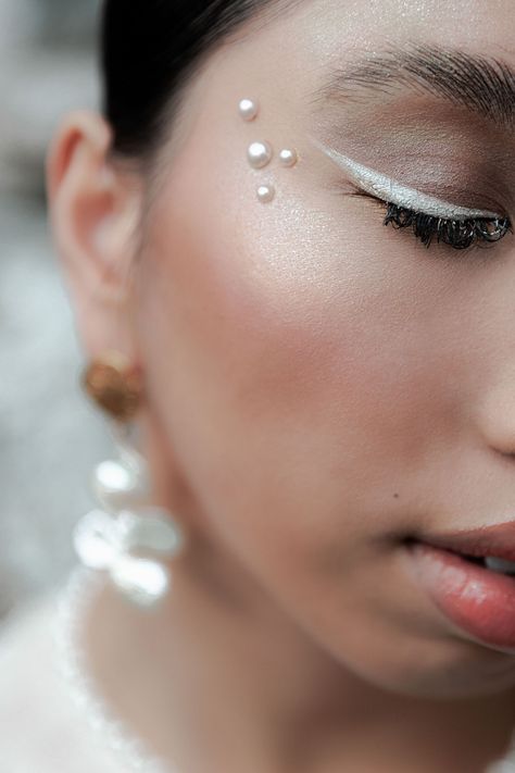 Makeup With Pearls, Wolf Hairstyle, Modern Bridal Makeup, Aesthetic Wolf, White Eye Makeup, Gem Makeup, Maquillage On Fleek, Rhinestone Makeup, Long Hairstyle