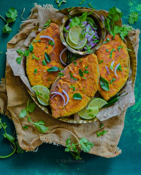 Surmai king fish rava fry served with onions on a metal plate indoors Healthy Korean Recipes, Fried Fish Recipe, Fried Fish Recipes, Green Chutney, Fish Fry, Fish Recipe, Chaat Masala, Indian Snacks, Fried Fish