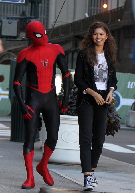 Mj Outfits Zendaya, Zendaya Spiderman Homecoming, Zendaya Spiderman, Estilo Zendaya, Spiderman Outfit, Homecoming Outfit, Marvel Couples, Zendaya Outfits, Tom Holland Zendaya