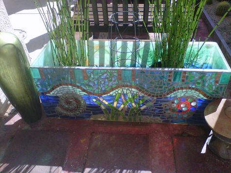 Salvaged plexiglass fish aquarium with mosaic repurposed into a planter Outdoor Fish Tank, Reuse Ideas, Diy Fish Tank, Planter Diy, Cement Art, Fish Aquarium, Diy Recycle, Mini Garden, Diy Home Improvement