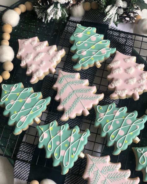 Tiffany Barden (@rosevillacookieco) • Instagram photos and videos Tree Cookies Decorated, Royal Cookies, Cookie Decorating Icing, Wide Photo, Pink Ornaments, Decorative Cookies, Wreath Cookies, Cookies Theme, Tree Cookies