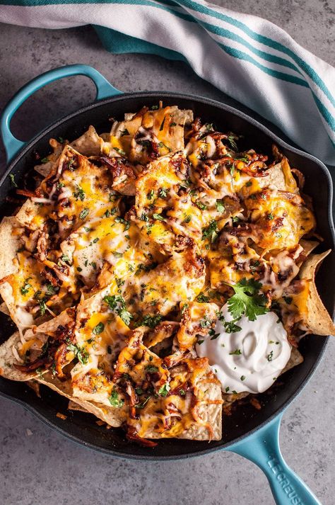 Barbacoa Nachos, Bbq Chicken Healthy, Comfort Food Appetizers, Skillet Nachos, Bbq Nachos, Bbq Chicken Nachos, Chicken Nachos Recipe, Cast Iron Skillet Cooking, Chicken Skillet