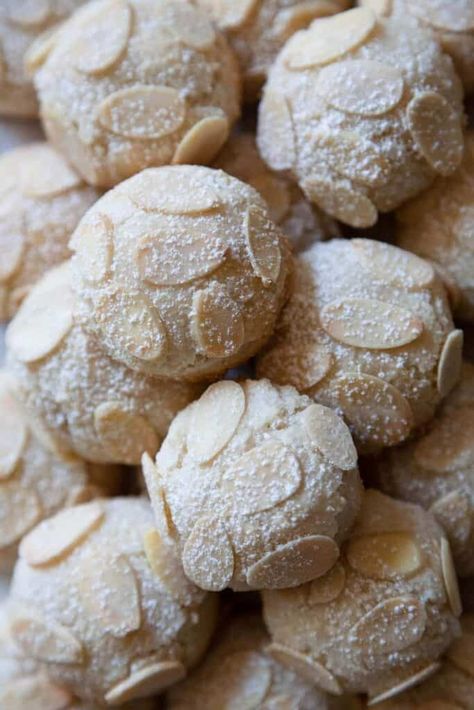 Easy Italian Almond Paste Cookies (Italian Almond Macaroons) are moist and chewy on the inside, crispy and crunchy on the outside. Made with just a few ingredients, they’re super easy to make and naturally gluten-free. Almond Paste Cookies, Amaretti Cookie Recipe, Almond Paste Recipes, Italian Baking, Italian Sweets, Italian Almond Cookies, Almond Macaroons, Resep Pasta, Amaretti Cookies