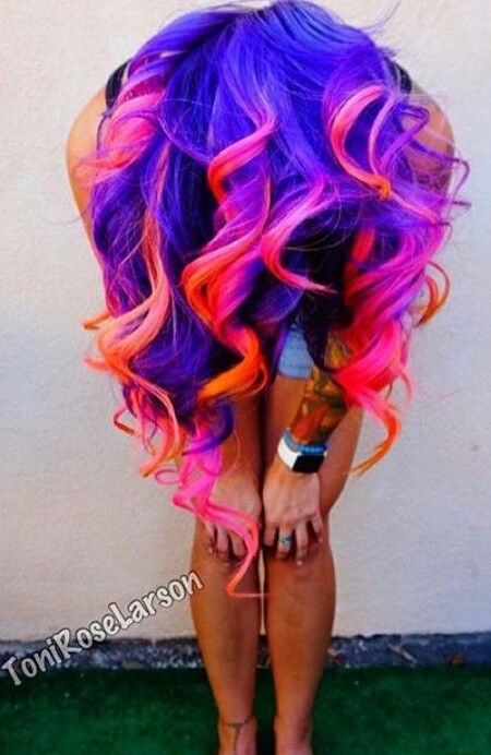 Purple pink red ombre dyed curly hair I can,t take it . I LOVE THIS ! Purple And Pink Hair, Hair Colorful, Dyed Curly Hair, Neon Hair, Hair Color Crazy, Bright Hair, Funky Hairstyles, Ombre Hair Color, Dye My Hair