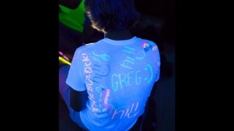 DIY Glow shirts Party Ideas For Teenagers, Glow In Dark Party, Teenage Parties, Neon Birthday Party, Glow In The Dark Party, Glow Birthday Party, Bonfire Party, Blacklight Party, Glow Birthday