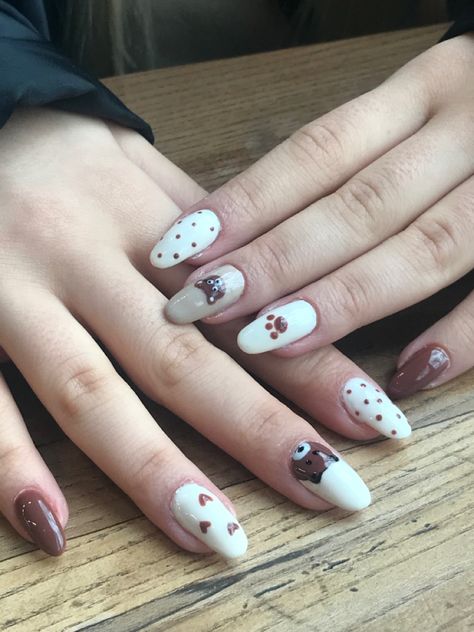 Short Teddy Bear Nails, Valentines Day Nails Teddy Bear, Brown Bear Nails Design, Bear Themed Nails, Teddy Bear Nails Acrylic, Brown Bear Nails, Teddy Bear Nail Designs, Teddy Nail Art, Bear Nail Design