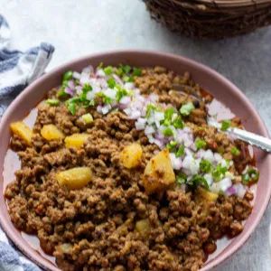 Beef Keema, Keema Recipes, Pakistani Dishes, Ground Beef And Potatoes, Seasoning And Spice, Potato Curry, Beef And Potatoes, Desi Food, Pakistani Food